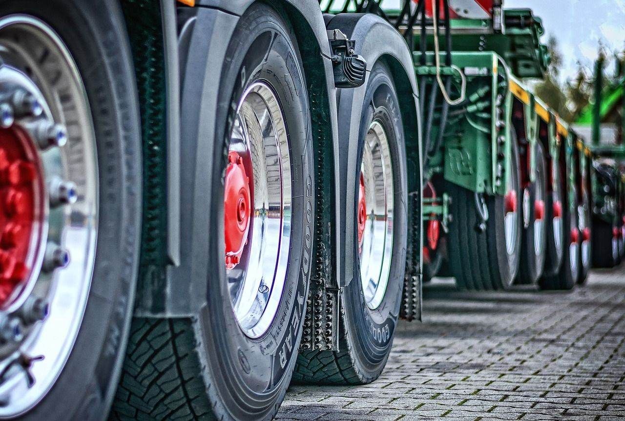 Przewóz koparek i minikoparek – jak bezpiecznie je przetransportować w miejsce pracy?
