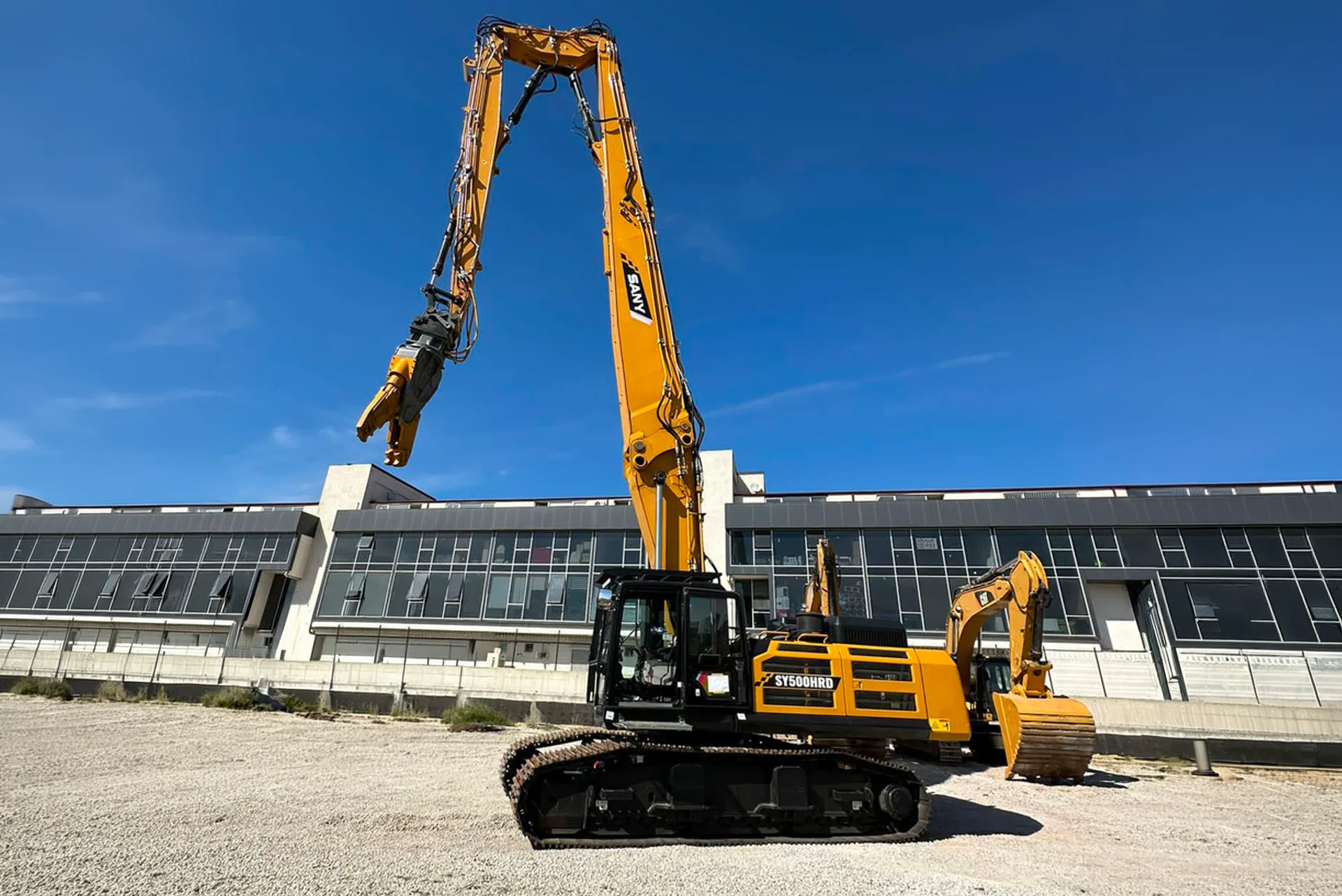 Nożyce hydrauliczne na koparce wyburzeniowej SANY SY500HRD